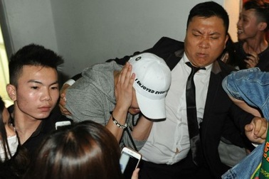 Du lịch Việt “ê mặt” với sao ngoại: “Thánh” bị đấm và “soái ca” bị cào cấu