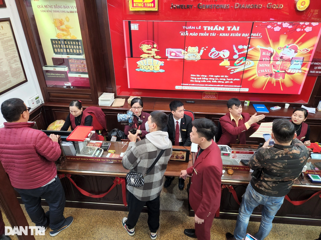Nhà vàng xếp ghế săn khách nhưng đến 7h đã hết khách chờ - 12 Nhà vàng xếp ghế săn khách nhưng đến 7h đã hết khách chờ - 12
