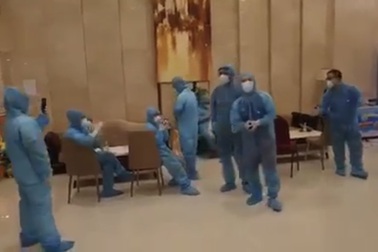 Cán bộ phòng, chống Covid- 19 hát "quyết thắng trong trận này"