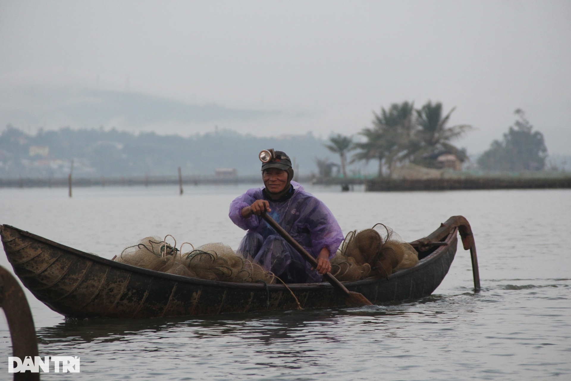 Sau lũ, dân chong đèn săn tôm đất, kiếm nửa triệu đồng ngày giáp Tết - 6 Sau lũ, dân chong đèn săn tôm đất, kiếm nửa triệu đồng ngày giáp Tết - 6