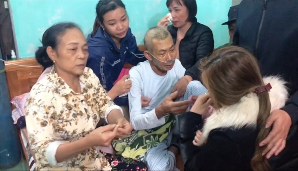 Xúc động hình ảnh người cha trước lúc đi xa tặng quà động viên con cháu - 2 Xúc động hình ảnh người cha trước lúc đi xa tặng quà động viên con cháu - 2