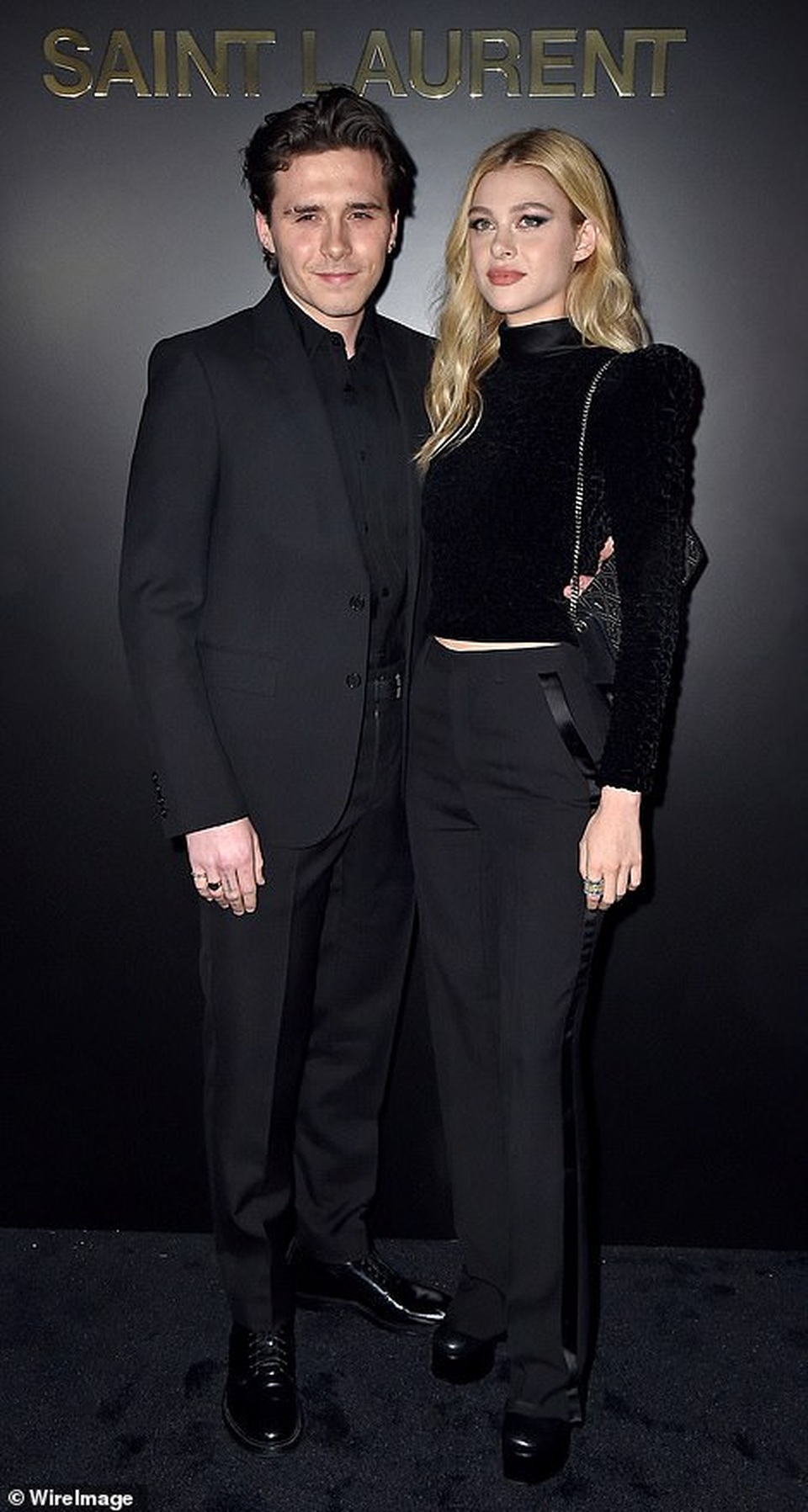 Kaia Gerber khoe ngực căng đầy trên sàn catwalk - 11 Kaia Gerber khoe ngực căng đầy trên sàn catwalk - 11