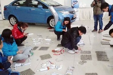 Mang hơn 150kg tiền xu đi mua xe ô tô