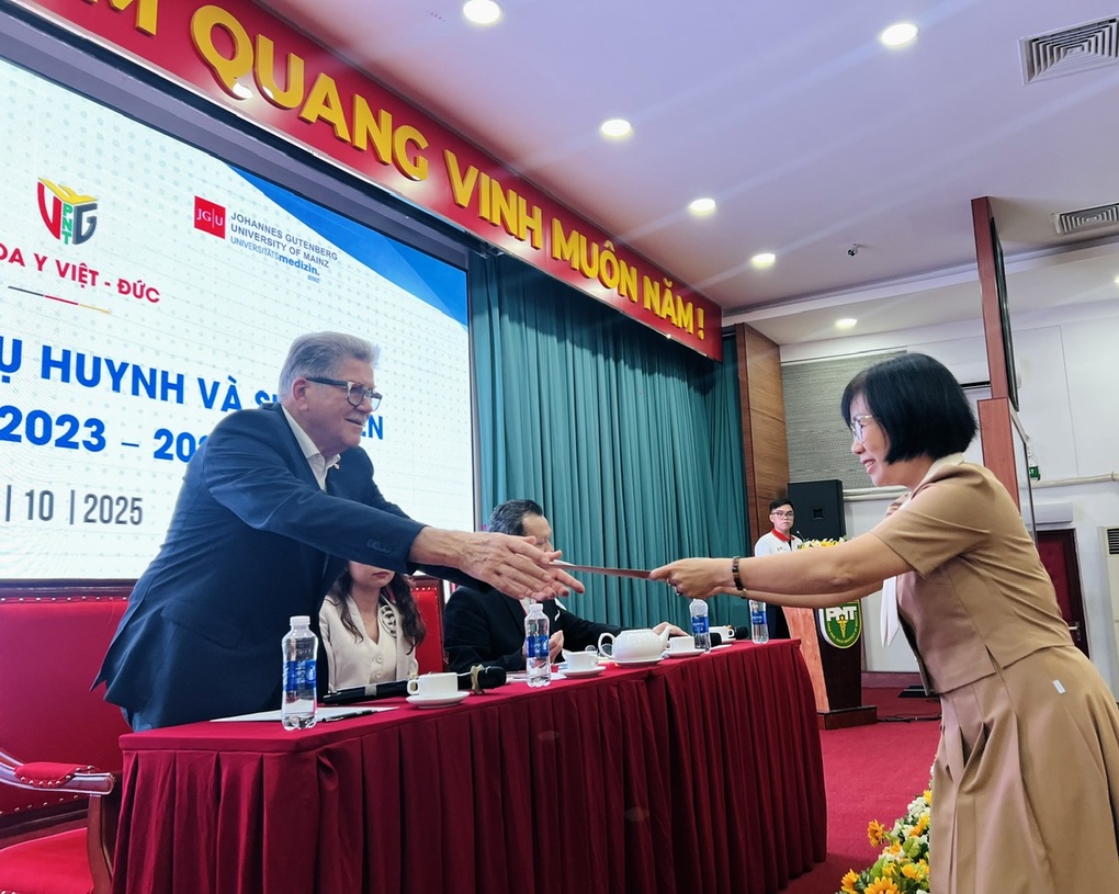 Programa internacional de estudos médicos é encerrado, alunos enviam carta para a Alemanha - 3 Chương trình học y quốc tế bị chấm dứt, sinh viên gửi tâm thư sang Đức - 3