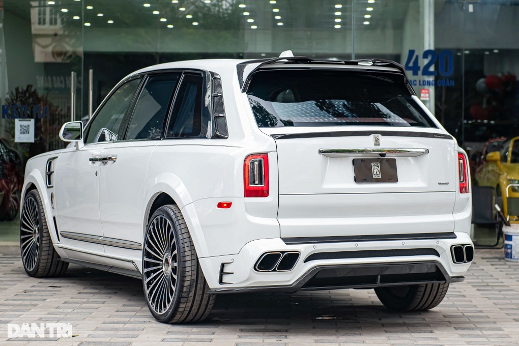 Rolls-Royce Cullinan độ Mansory đầu tiên về Việt Nam, đăng kiểm mất cả năm - 8 Rolls-Royce Cullinan độ Mansory đầu tiên về Việt Nam, đăng kiểm mất cả năm - 8