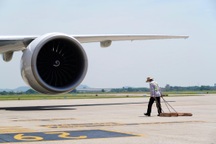 Ngộp thở vì nắng nóng 62 độ C “dội” xuống đầu nhân viên sân bay