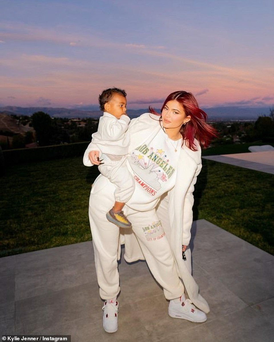 Chia sẻ ảnh nóng, Kylie Jenner nhận 7 triệu lượt thích - 4 Chia sẻ ảnh nóng, Kylie Jenner nhận 7 triệu lượt thích - 4