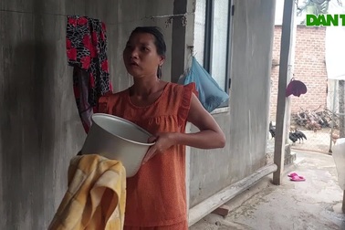 Nghẹn đắng bữa cơm với chuối xanh của cô gái thiểu năng vừa mất mẹ