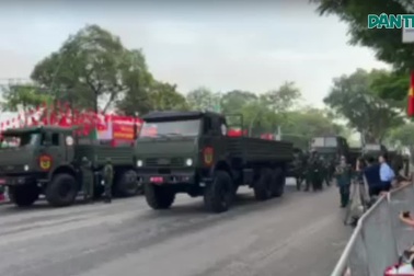 Hùng tráng lễ diễu binh, diễu hành trên không, trên bộ, trên biển