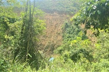 Ô tô mất phanh lật xuống vực, đè chết một phụ nữ