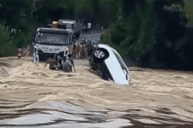 Ô tô Mercedes bị lũ cuốn trôi khi đi qua cầu tràn