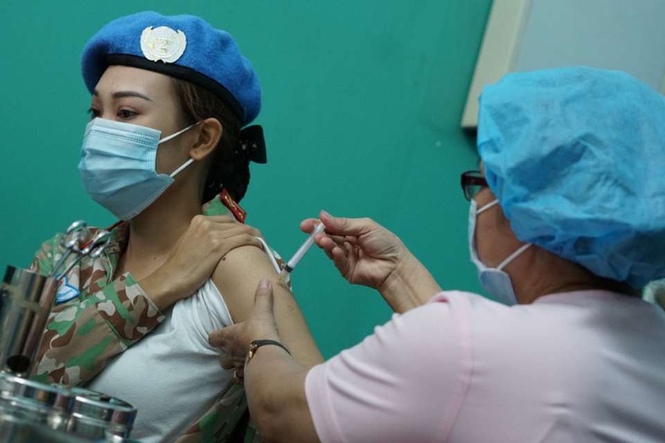 Bác sĩ mũ nồi xanh gìn giữ hòa bình bệnh viện dã chiến được tiêm vắc xin - 1 Bác sĩ mũ nồi xanh gìn giữ hòa bình bệnh viện dã chiến được tiêm vắc xin - 1