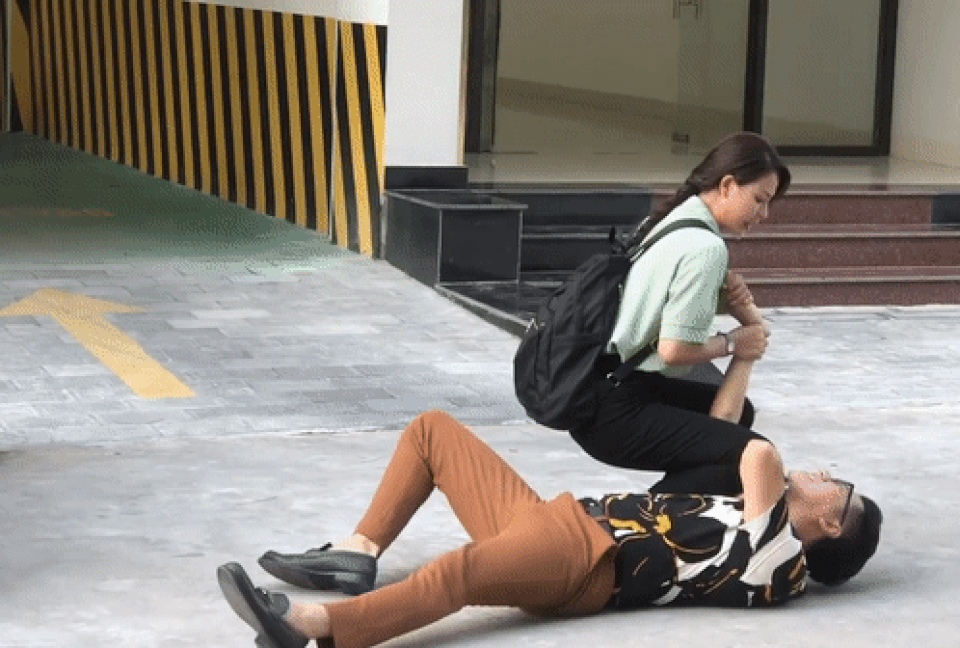 Hài hước cảnh Việt Anh bị gái xinh bẻ tay, quật ngã giữa đường - 3 Hài hước cảnh Việt Anh bị gái xinh bẻ tay, quật ngã giữa đường - 3