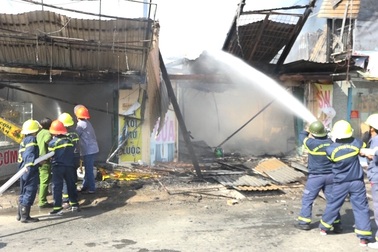 Hỏa hoạn thiêu rụi nhiều căn nhà trên quốc lộ 91