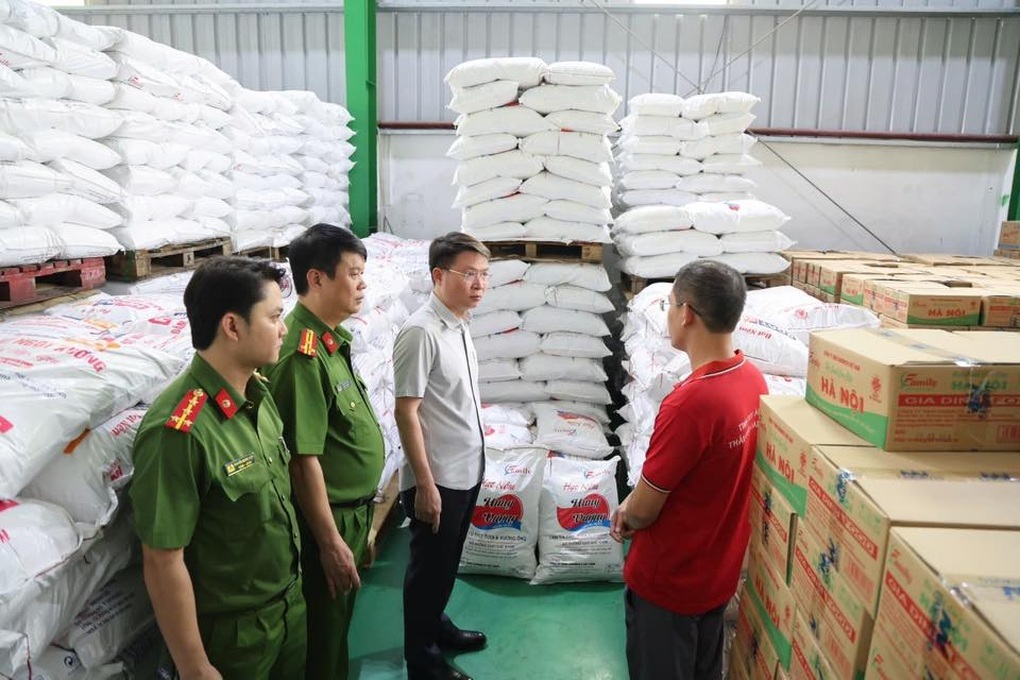Khi tiền thật mua phải hàng giả - 1 Khi tiền thật mua phải hàng giả - 1