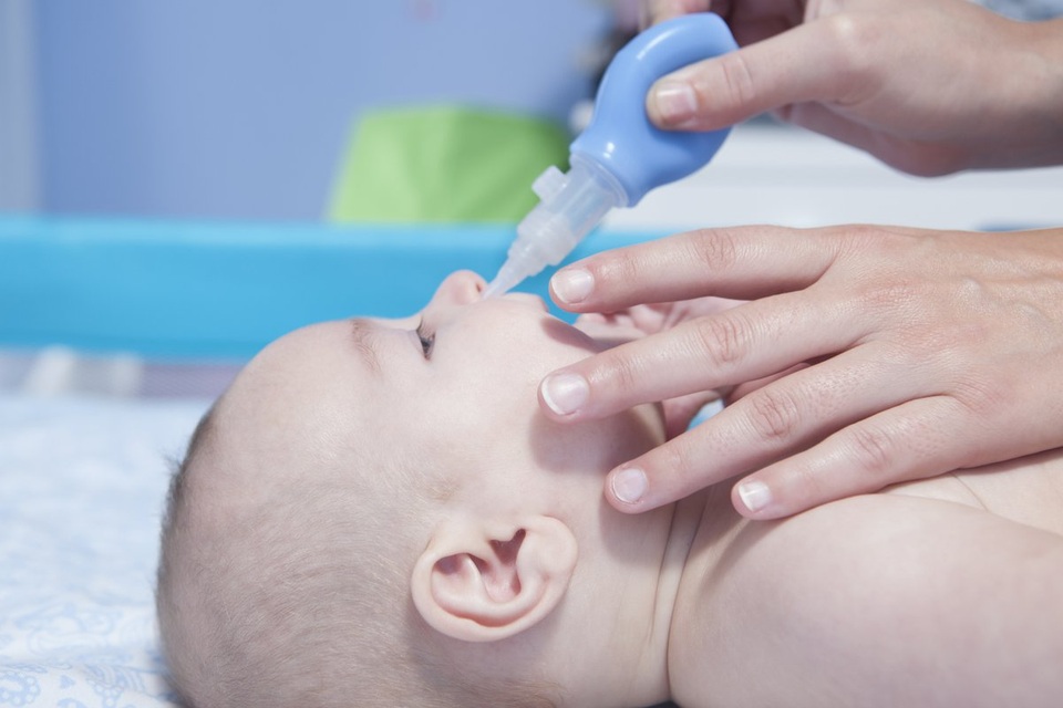 Sau 2 giờ dùng loại thuốc nhỏ mũi này, bé 11 tháng tuổi nhập viện cấp cứu - 1 Sau 2 giờ dùng loại thuốc nhỏ mũi này, bé 11 tháng tuổi nhập viện cấp cứu - 1