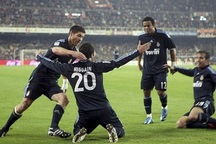 Higuain lập cú đúp, Real Madrid thắng nghẹt thở Valencia