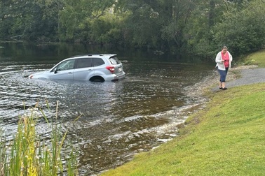 Mải "hóng chuyện", người phụ nữ để ô tô trôi xuống hồ nước