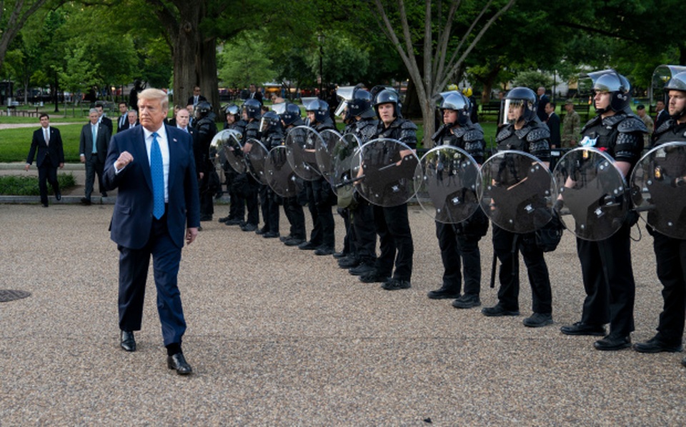 Cảnh sát dùng hơi cay giải tán người biểu tình để ông Trump thăm nhà thờ - 3 Cảnh sát dùng hơi cay giải tán người biểu tình để ông Trump thăm nhà thờ - 3