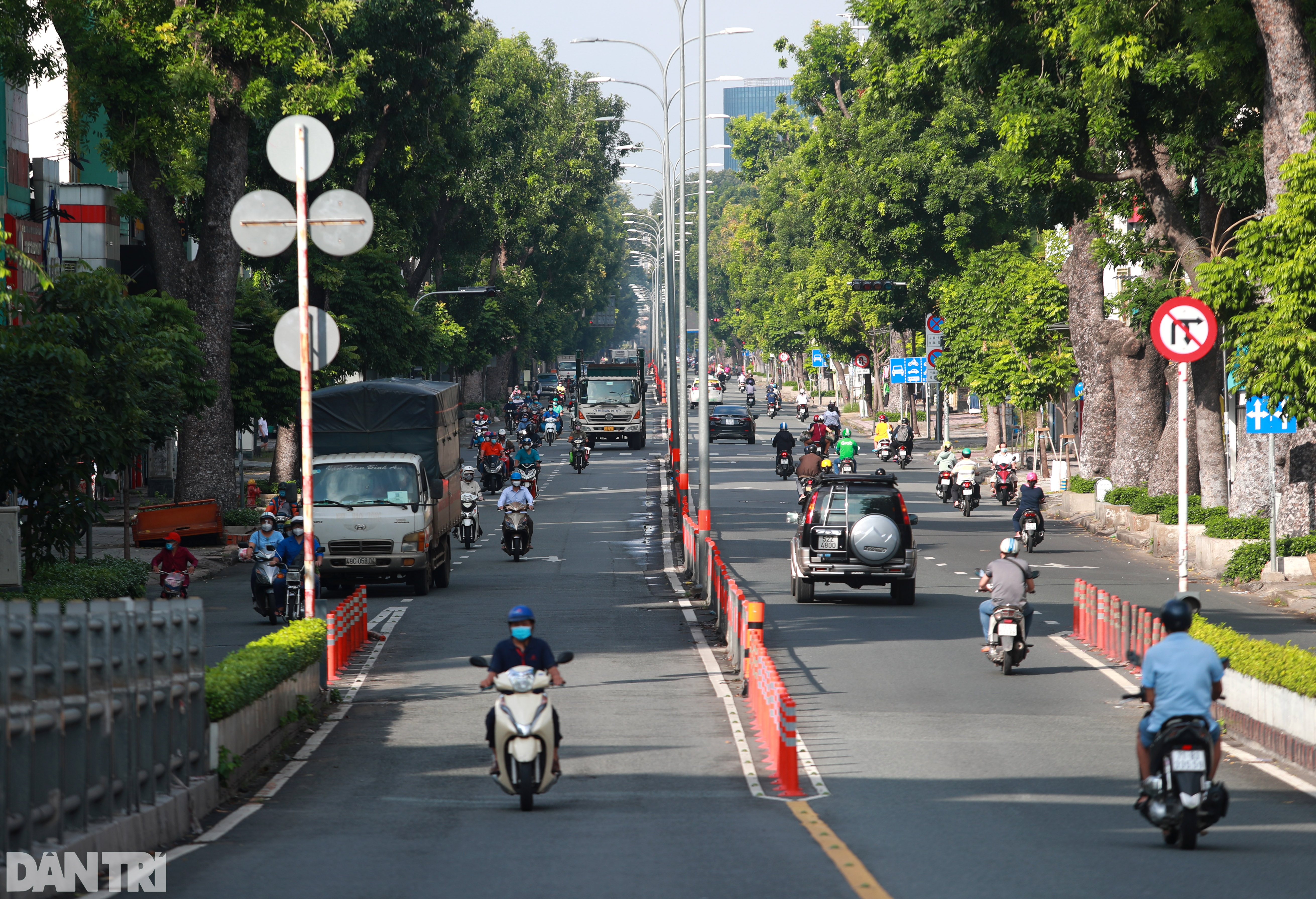 TPHCM sau gia hạn giãn cách: Chốt kiểm soát đông đúc, giao thông nhộn nhịp - 2 TPHCM sau gia hạn giãn cách: Chốt kiểm soát đông đúc, giao thông nhộn nhịp - 2