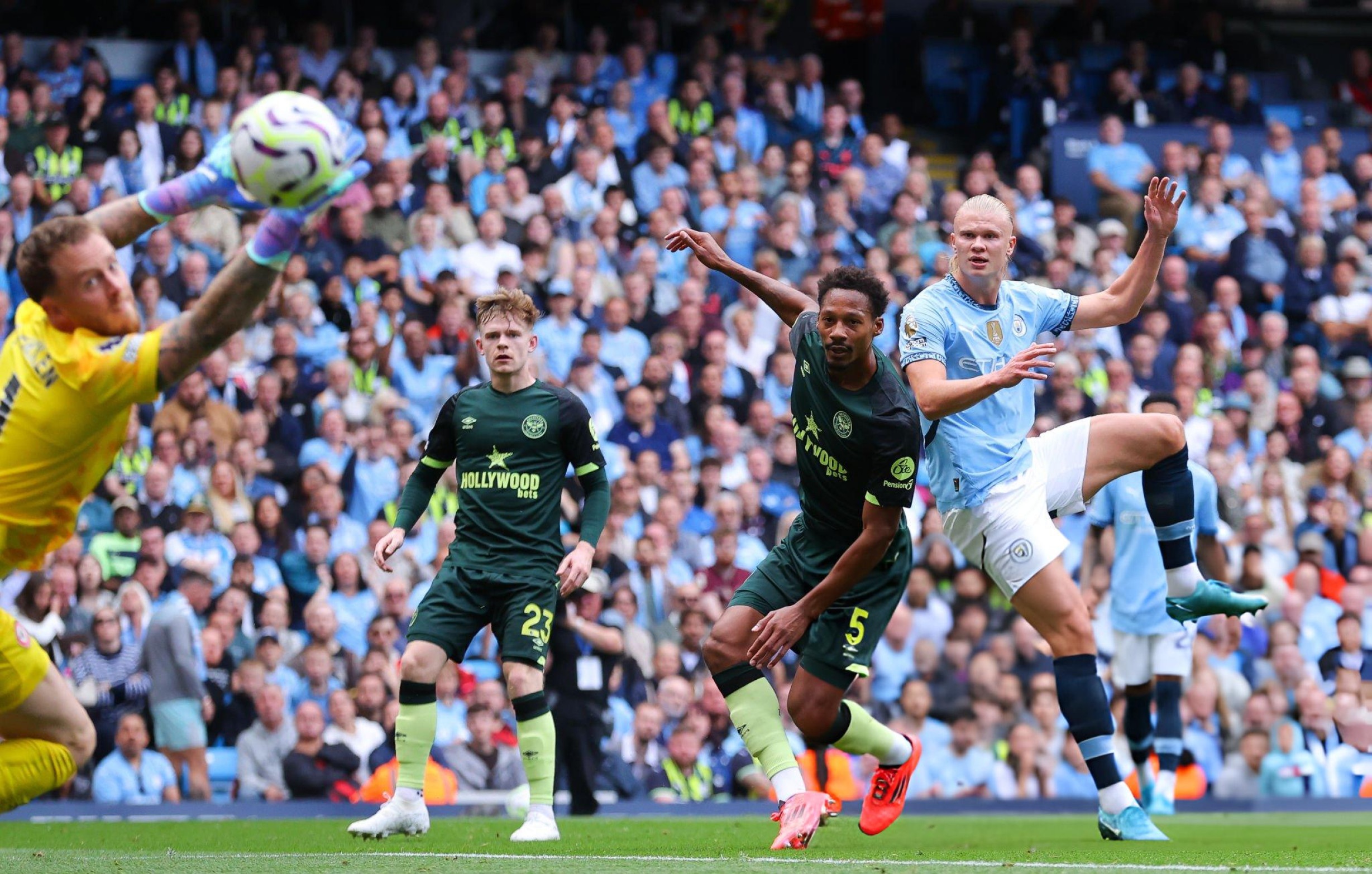 Haaland thăng hoa giúp Man City ngược dòng, Liverpool nhận trái đắng - 1