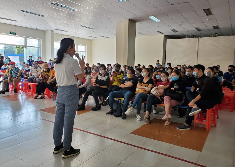 Hàng trăm giảng viên, sinh viên dốc sức thu dọn ký túc xá làm khu cách ly - 2 Hàng trăm giảng viên, sinh viên dốc sức thu dọn ký túc xá làm khu cách ly - 2
