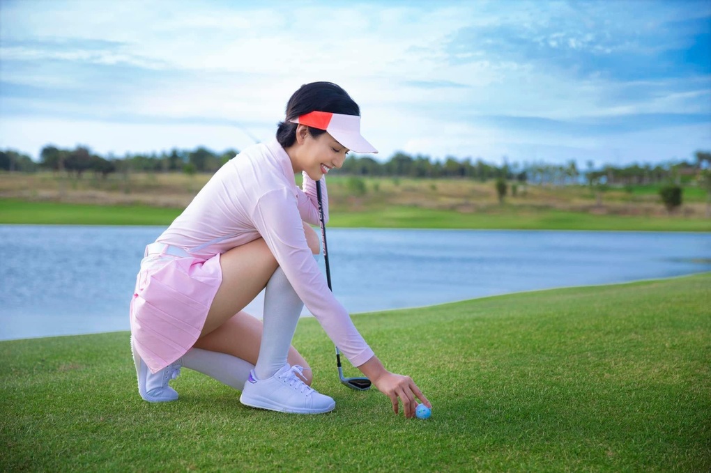Hoa hậu Ngọc Diễm biến hóa phong cách từ sân khấu đến sân golf - 9 Hoa hậu Ngọc Diễm biến hóa phong cách từ sân khấu đến sân golf - 9