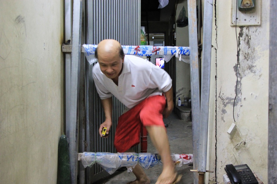 Nhà chống nạng sắt chờ sập giữa phố cổ Hà Nội - 7 Nhà chống nạng sắt chờ sập giữa phố cổ Hà Nội - 7