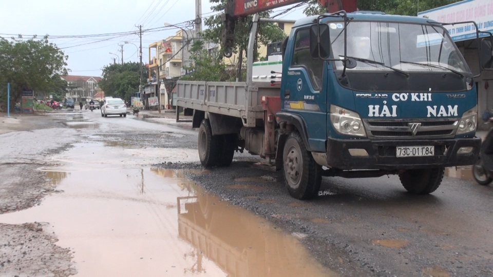 Ngán ngẩm con đường chi chít ổ gà, cứ mưa là ngập sâu giữa thành phố du lịch - 5 Ngán ngẩm con đường chi chít ổ gà, cứ mưa là ngập sâu giữa thành phố du lịch - 5