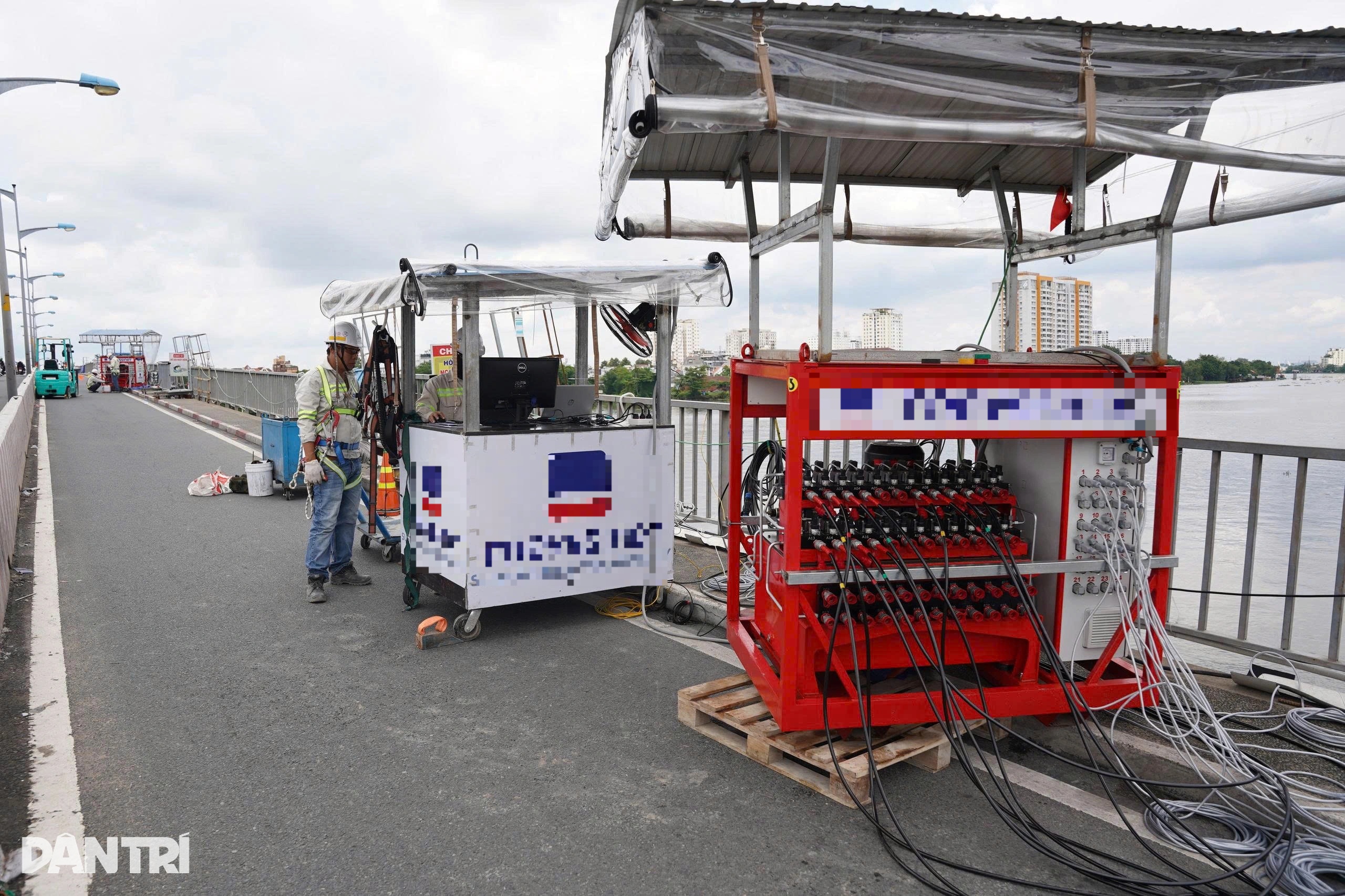 Cận cảnh thần đèn nâng tĩnh không cầu Bình Triệu 1 ở TPHCM - 7
