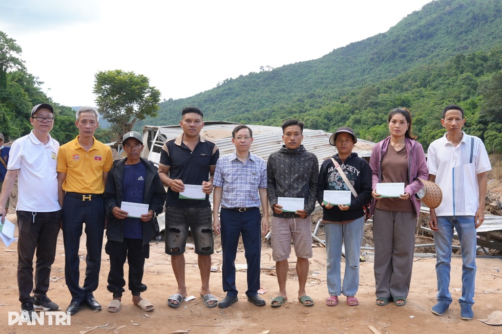 Báo Dân trí tiếp tục hỗ trợ 300 triệu đồng tới người dân vùng lũ ở Nghệ An - 5 Báo Dân trí tiếp tục hỗ trợ 300 triệu đồng tới người dân vùng lũ ở Nghệ An - 5
