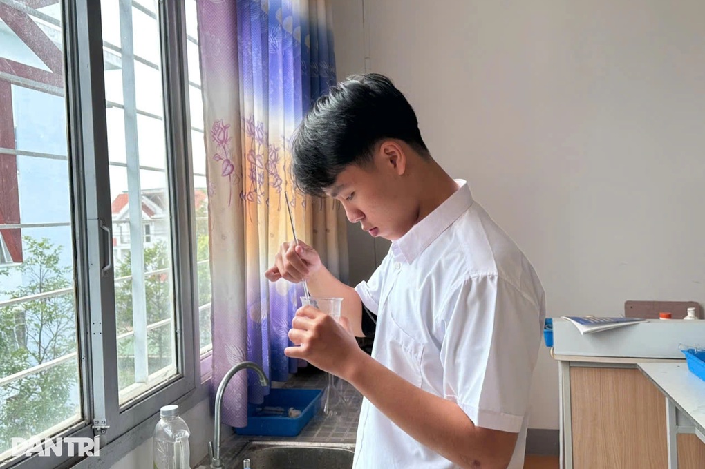 Cậu học trò cú đêm bền bỉ duy trì thành tích học sinh giỏi quốc gia - 1 Cậu học trò cú đêm bền bỉ duy trì thành tích học sinh giỏi quốc gia - 1