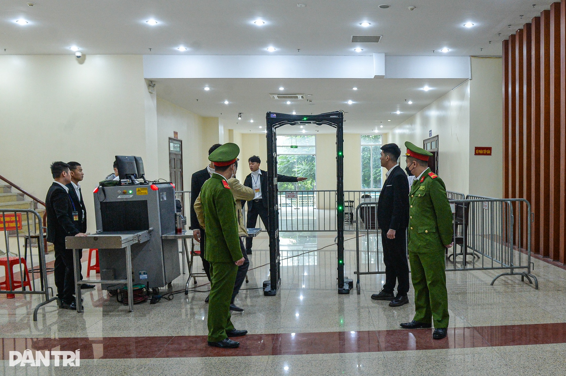 Cảnh sát dẫn giải cựu cán bộ công an Hoàng Văn Hưng và đồng phạm đến tòa - 10 Cảnh sát dẫn giải cựu cán bộ công an Hoàng Văn Hưng và đồng phạm đến tòa - 10