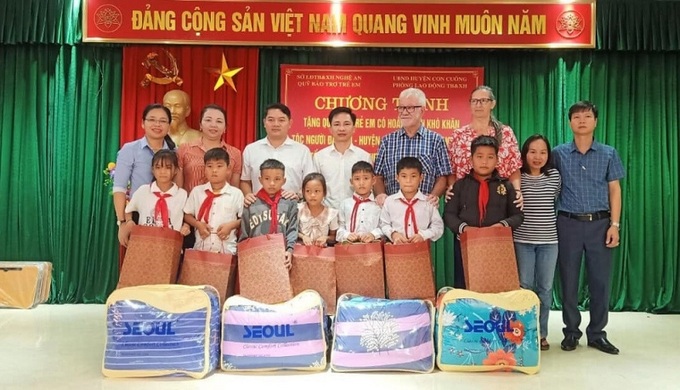 Các tổ chức, đơn vị tặng quà cho trẻ em có hoàn cảnh khó khăn trên địa bàn Nghệ An.