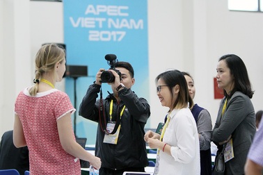 Phóng viên nhộn nhịp tác nghiệp tại Trung tâm Báo chí Quốc tế APEC