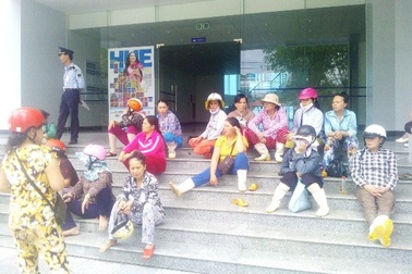 Hàng chục tiểu thương "vây kín" trụ sở tiếp dân đòi gặp Chủ tịch TP Huế