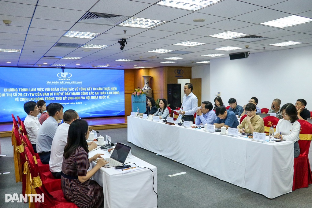 Hướng hỗ trợ hiệu quả với công nhân dệt may trong thời điểm khó khăn - 1 Hướng hỗ trợ hiệu quả với công nhân dệt may trong thời điểm khó khăn - 1