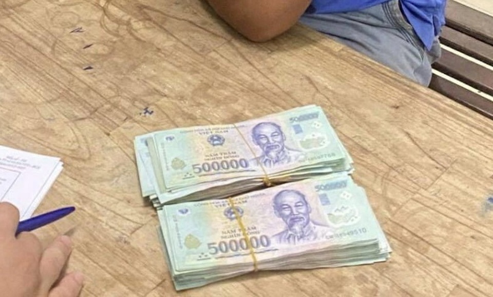 Thò tay trộm 100 triệu đồng trong ô tô đỗ trước nhà - 2 Thò tay trộm 100 triệu đồng trong ô tô đỗ trước nhà - 2