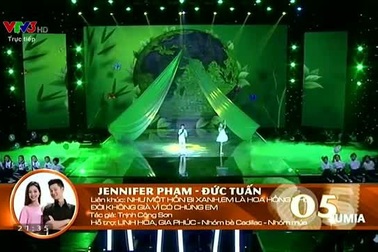 Jennifer Phạm trổ tài ca hát