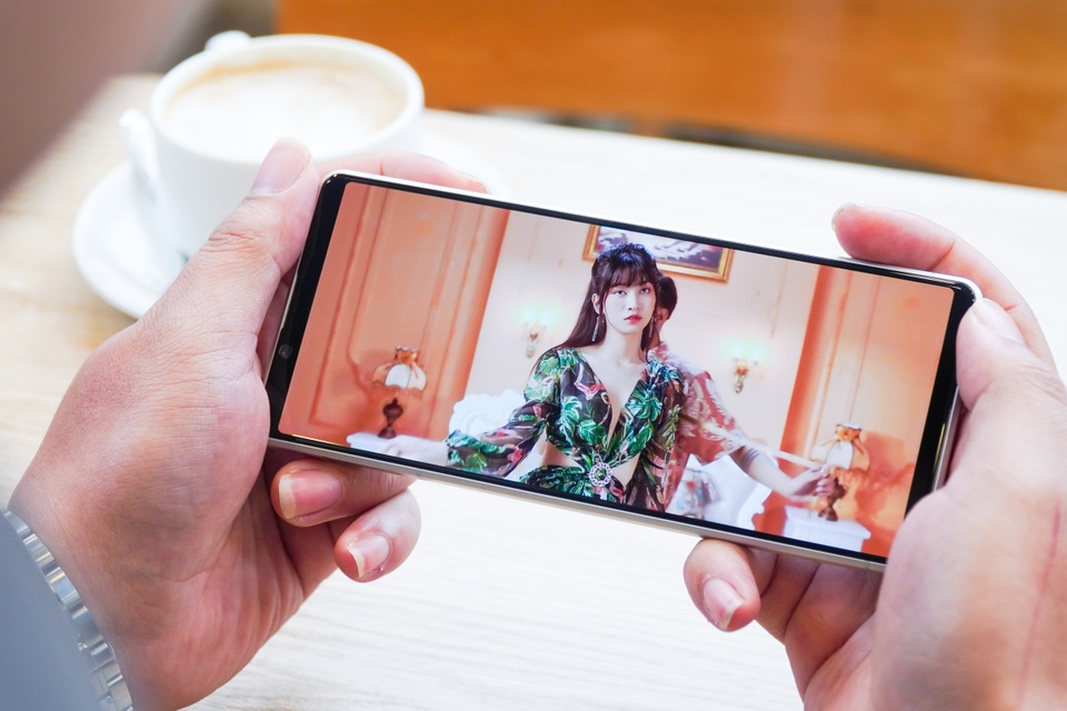 Trải nghiệm Xperia 1 II: đối thủ của Galaxy Note20 Ultra, iPhone 12 Pro Max - 3 Trải nghiệm Xperia 1 II: đối thủ của Galaxy Note20 Ultra, iPhone 12 Pro Max - 3