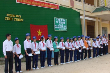 Hậu duệ vua Lý Thái Tổ tặng sách lịch sử cho trường THCS