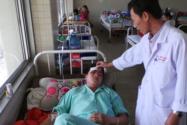 Người dân tố bị cảnh sát cơ động đánh hỏng mắt vì... vượt đèn đỏ?