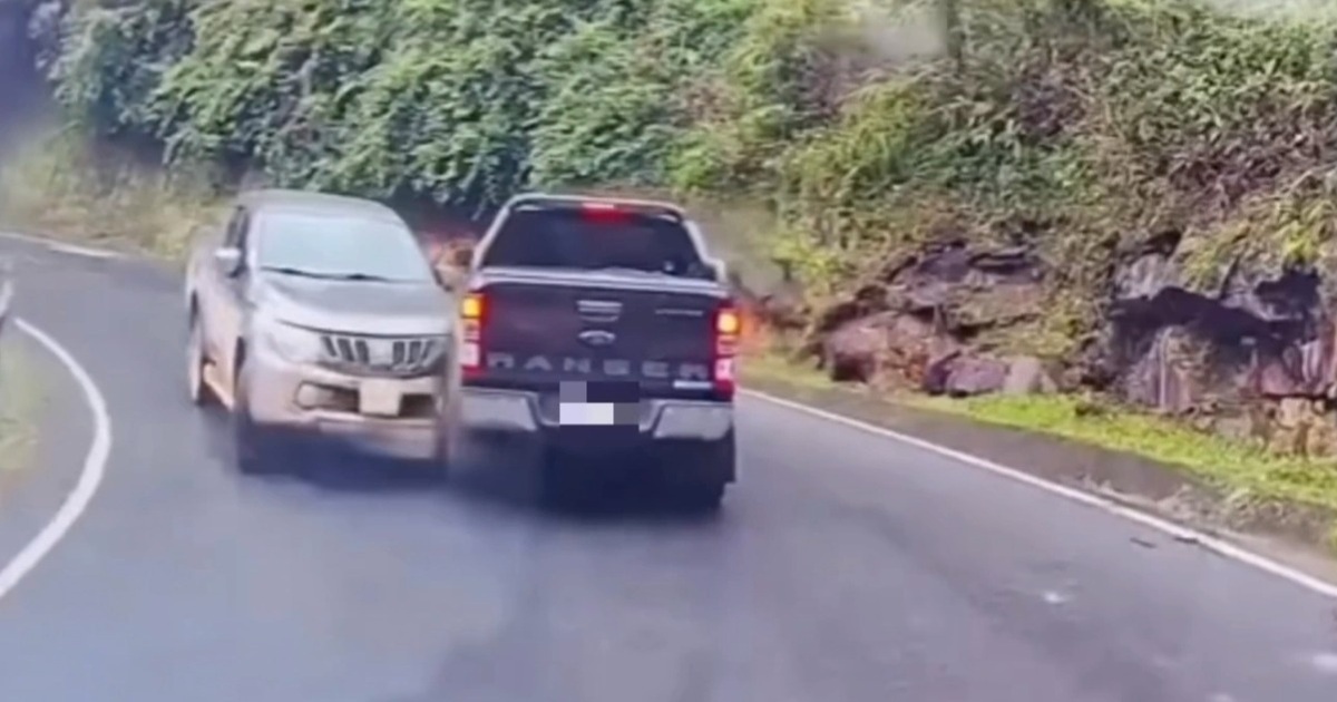 Ôm cua lấn làn trên đường đèo, xe bán tải bị đâm nhấc bánh
