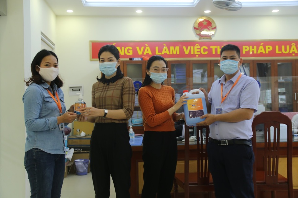 Một đại học chi 2 tỷ đồng pha chế gel rửa tay sát khuẩn tặng cộng đồng - 7 Một đại học chi 2 tỷ đồng pha chế gel rửa tay sát khuẩn tặng cộng đồng - 7