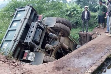 Cầu sập, xe tải cắm thẳng xuống suối
