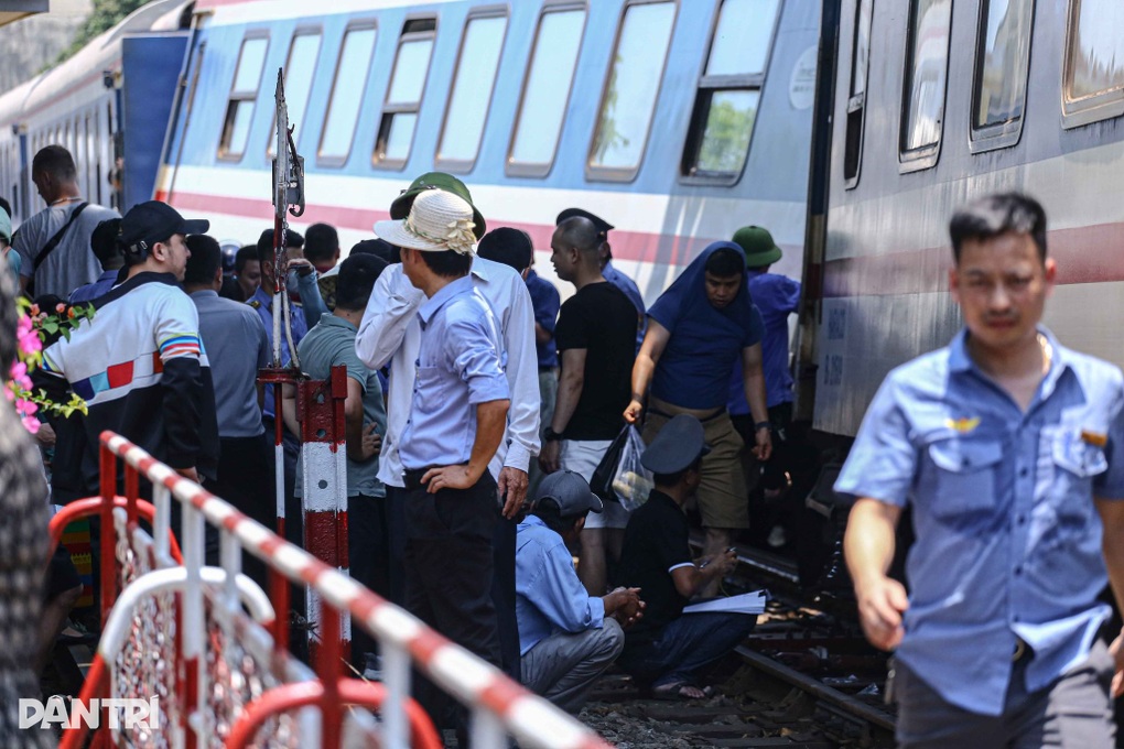 Tàu SE1 trật đường ray khi vừa rời ga Huế - 1 Tàu SE1 trật đường ray khi vừa rời ga Huế - 1