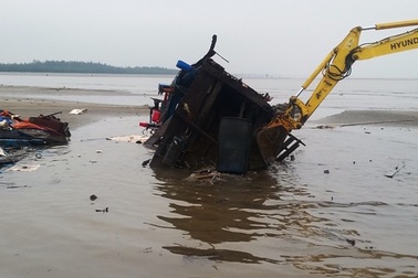 Một ngư dân 20 ngày bị sóng đánh chìm 5 con tàu