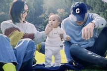 "Lệnh Hồ Xung" Lý Á Bằng rời biệt thự sang trọng, về quê cùng vợ con