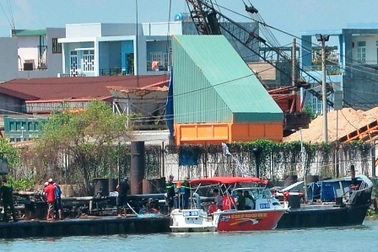 Vụ cháy tàu làm 2 người chết: Có dấu hiệu buôn bán xăng lậu