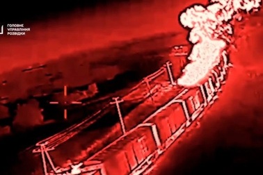 Đoàn tàu nhiên liệu của Nga bốc cháy dữ dội do trúng hỏa lực Ukraine